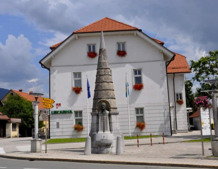 Spomenik Davorinu Jenku, Cerklje